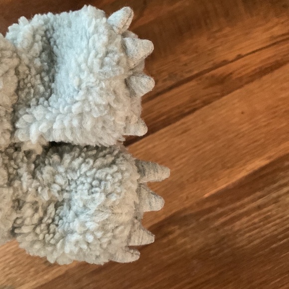 Gap baby grey claw slippers 0-3 month - Picture 5 of 8